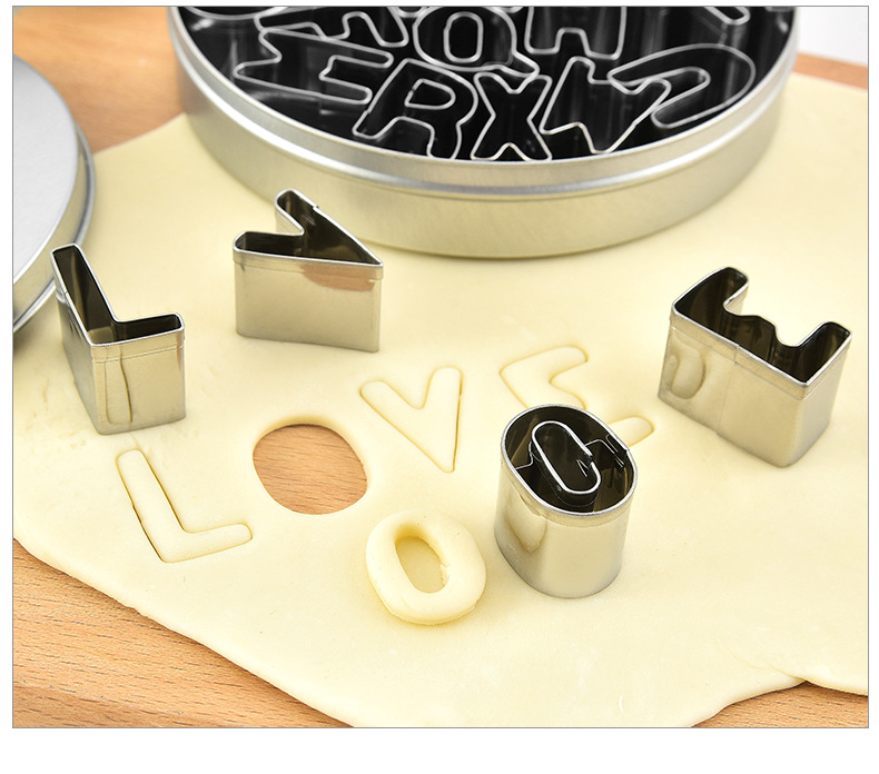 用不锈钢饼干模具，打造26个字母的烘焙创意世界